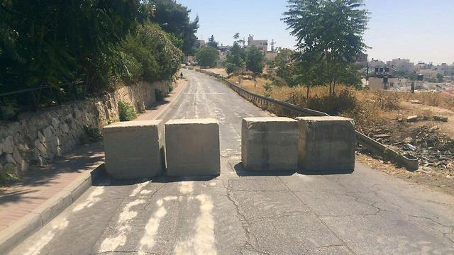 Street blockade in Jabel Mukaber (Photo: Israel Police spokesperson)