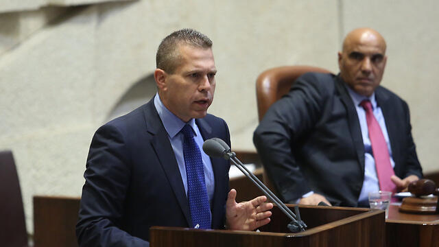 Gilad Erdan (L) (Photo: Gil Yohanan)