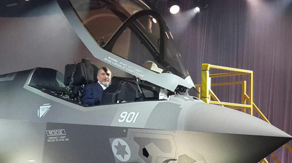 Avigdor Lieberman in the F-35 (Photo: Yoav Zitun) (צילום: יואב זיתון) Avigdor Lieberman in the F-35 (Photo: Yoav Zitun)