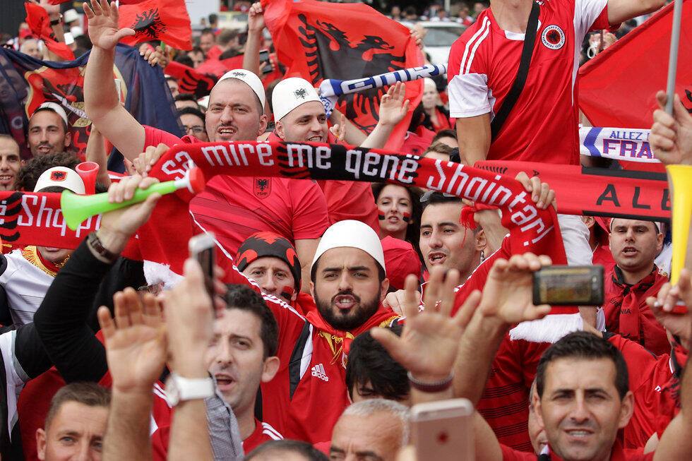 Albanian national team supporters (Photo: AFP) (צילום: AFP) Albanian national team supporters (Photo: AFP)