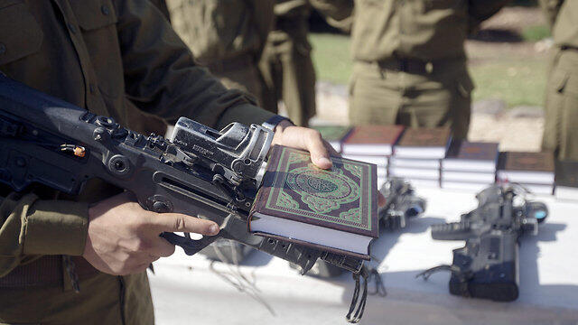 Two IDF supplies: rifle and Koran (Photo: EPA) (צילום: EPA) Two IDF supplies: rifle and Koran (Photo: EPA)