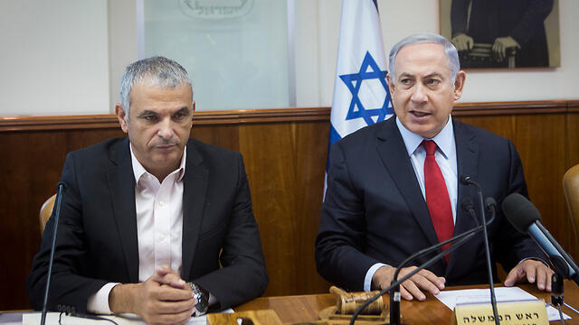 Kahlon and Netanyahu (Photo: Miriam Alster/Flash90)