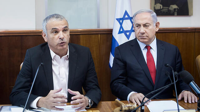 Kahlon and Netanyahu (Photo: Miriam Alster/Flash90)