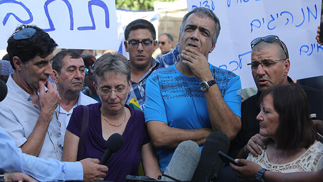 Shaul and Goldin family protest outside PM's Residence (Photo: Gil Yohanan)