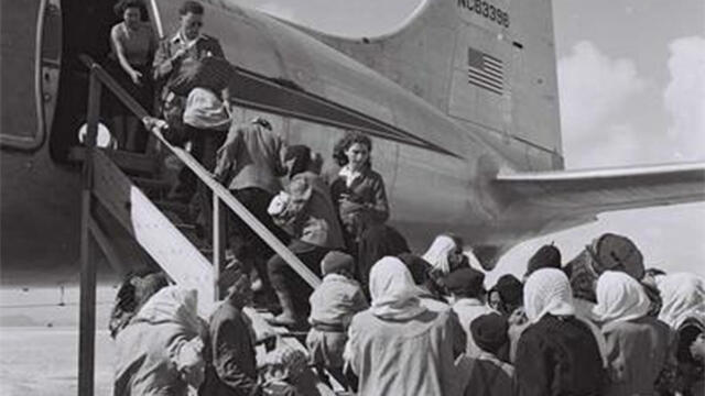 Yemeni immigrants boarding on a plane to Israel