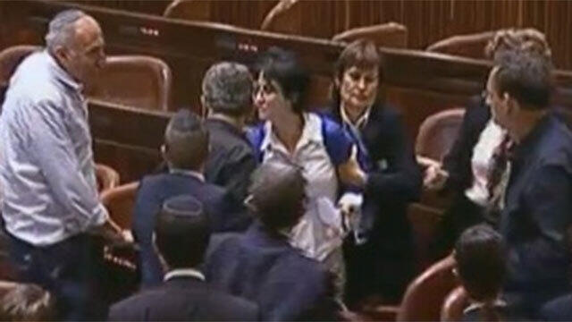 Usher removing Zoabi (Photo: Knesset Channel)