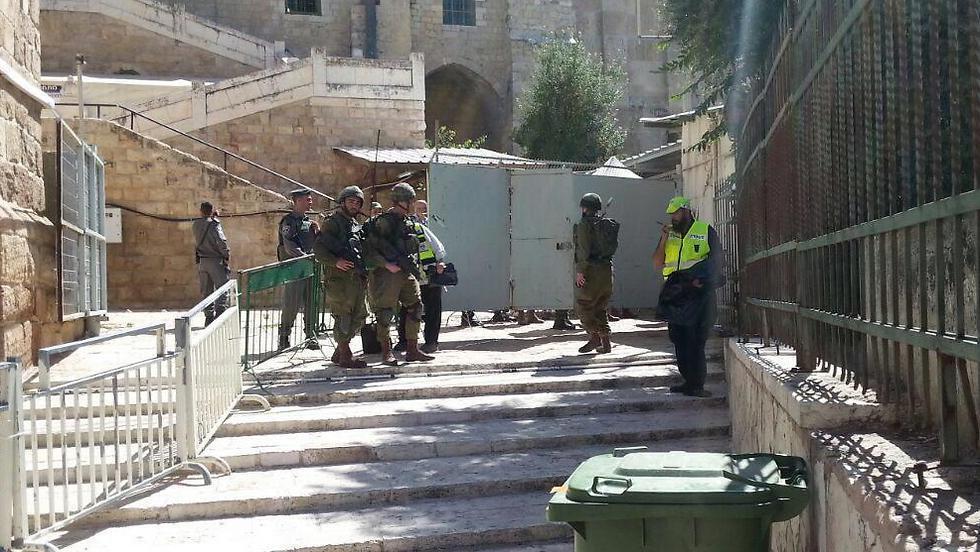 Scene of attempted stabbing attack (Photo: Chaim Bleichner/TPS) (צילום: חיים בלייכר/TPS) Scene of attempted stabbing attack (Photo: Chaim Bleichner/TPS)