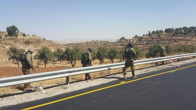 IDF soldiers at scene of shooting on Route 60 (Photo: IDF Spokesperson)