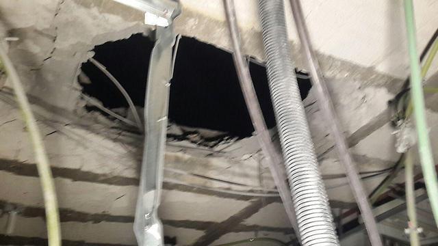 Hole created by te rocket fired from Gaza. (Photo: Roee Idan) (צילום: רועי עידן) Hole created by te rocket fired from Gaza. (Photo: Roee Idan)