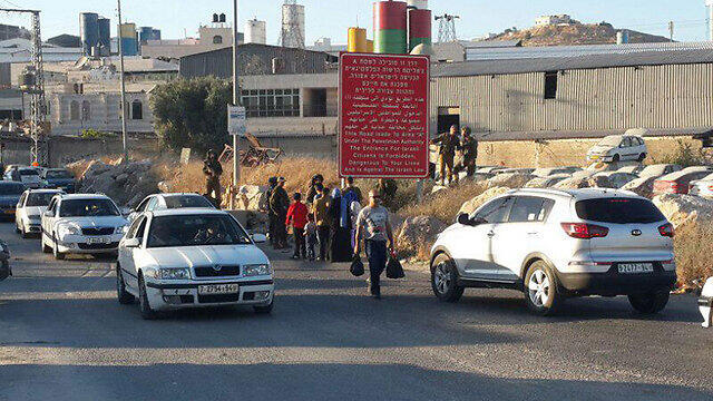 Road block near Hebron (צילום: יואב זיתון) Road block near Hebron
