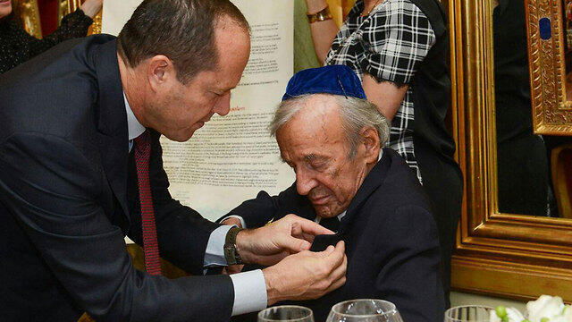 Jerusalem Mayor Nir Barkat bestowing Wiesel with the 'Honorary Citizen of the City of Jerusalem' award (Photo: Nir Arieli) (צילום: ניר אריאלי) Jerusalem Mayor Nir Barkat bestowing Wiesel with the 'Honorary Citizen of the City of Jerusalem' award (Photo: Nir Arieli)