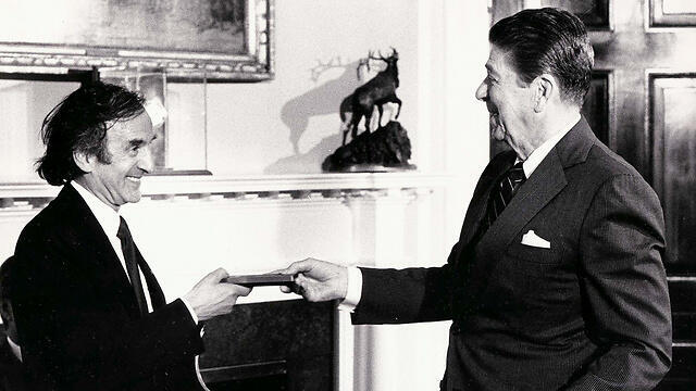 Former US President Reagan, right, awards a congressional gold medal to Elie Wiesel (Photo: AFP) (צילום: AFP) Former US President Reagan, right, awards a congressional gold medal to Elie Wiesel (Photo: AFP)