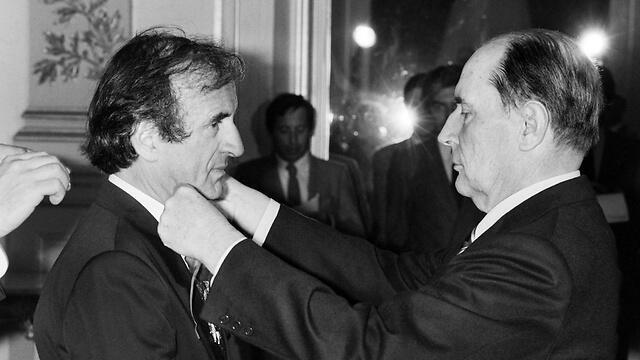 Wiesel receives the French Legion of Honor's Grand Croix from former French president François Mitterrand in 1984 (Photo: AFP) (צילום: AFP) Wiesel receives the French Legion of Honor's Grand Croix from former French president François Mitterrand in 1984 (Photo: AFP)