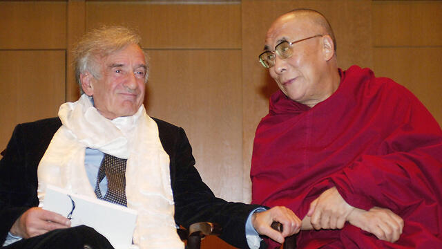 Elie Wiesel and the Dalai Lama (Photo: AFP) (צילום: AFP) Elie Wiesel and the Dalai Lama (Photo: AFP)