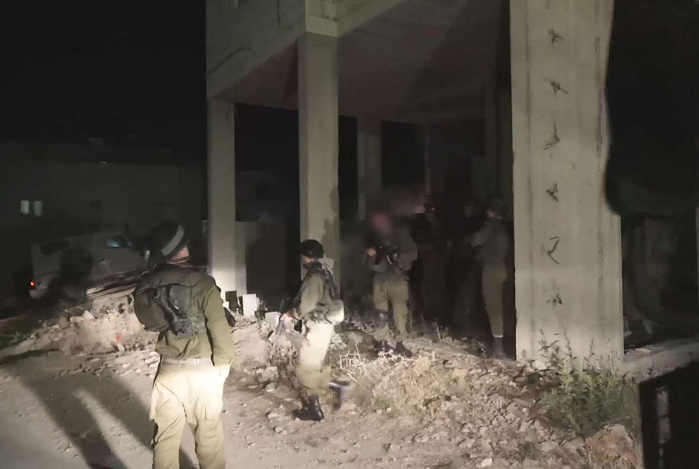 IDF arrest brothers of Mohammed Taraireh (Photo: IDF spokesperson's unit) 