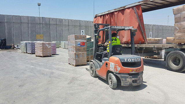 A truck of humanitarian aid arrives at Gaza from Turkey at Gaza (צילום: רשות המעברים במשרד הביטחון) A truck of humanitarian aid arrives at Gaza from Turkey at Gaza