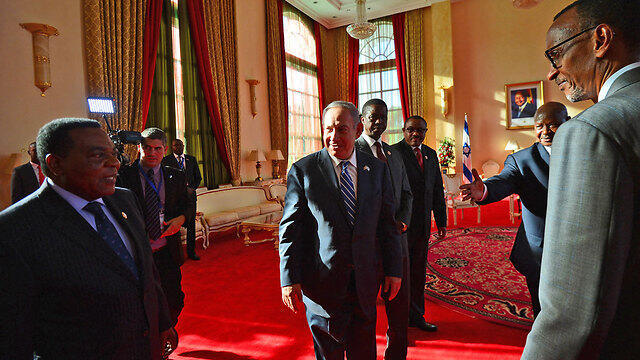 Prime Minister Netanyahu in a meeting with African leaders in Entebbe, Uganda (Photo: Kobi Gideon, GPO)