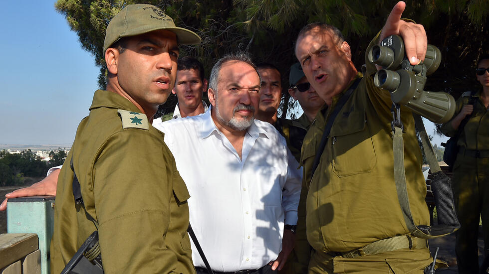 Defense Minister Lieberman on the border with Gaza (Photo: Ariel Hamony) (צילום: אריאל חרמוני, משרד הביטחון) Defense Minister Lieberman on the border with Gaza (Photo: Ariel Hamony)