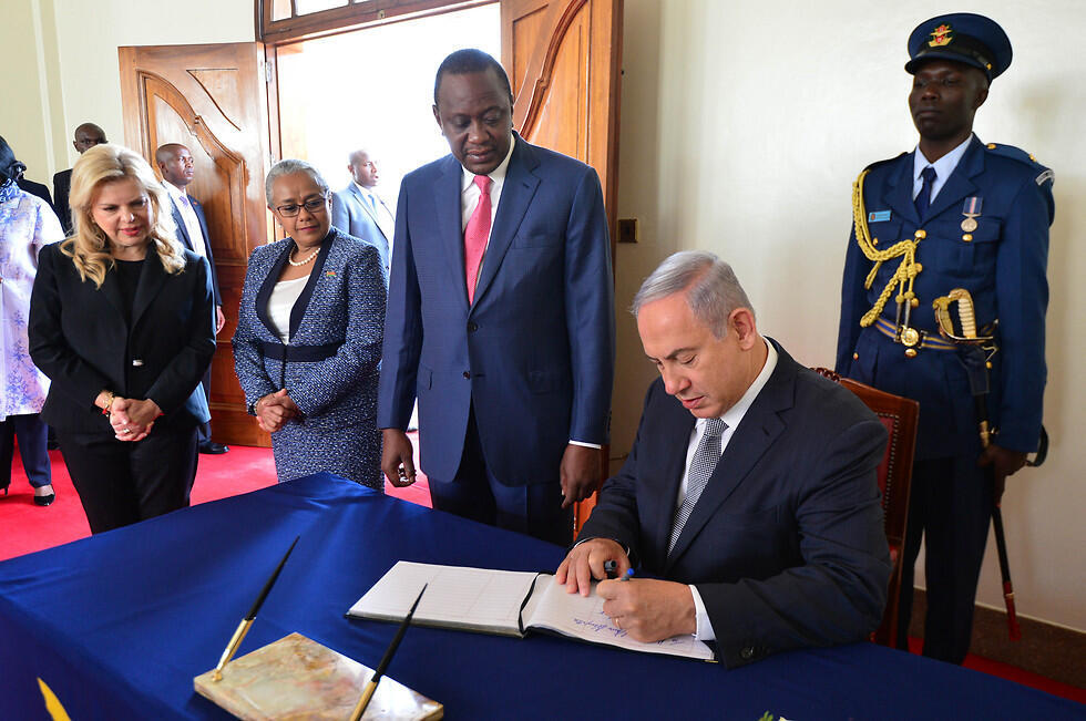Netanyahu signs agreement in Kenya (Photo: Kobi Gidon/GPO) (צילום: קובי גדעון, לע"מ) Netanyahu signs agreement in Kenya (Photo: Kobi Gidon/GPO)