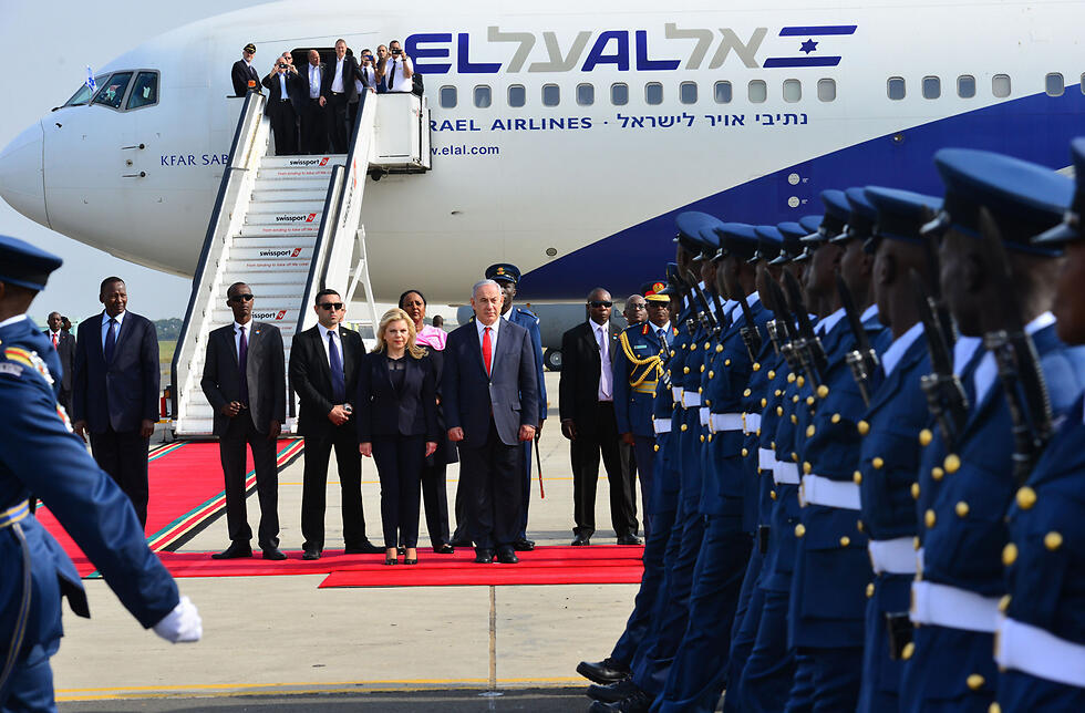The Netanyahus preparing to board an El Al plane from Kenya to Rwanda (Photo: Kobi Gideon, Israeli GPO)