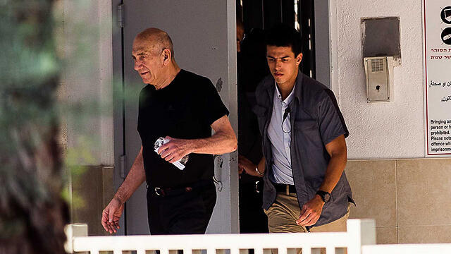 Ehud Olmert in prison (Photo: Tal Shahar) (צילום: טל שחר) Ehud Olmert in prison (Photo: Tal Shahar)