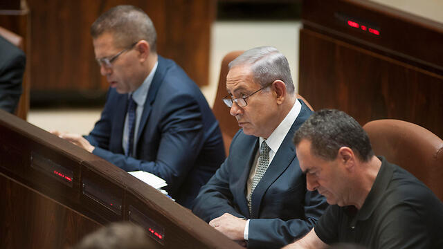 Prime Minister Netanyahu, center, flanked by Public Security Minister Erdan to his right and Transportation Minister Katz to his left (Photo:Yoav Dudkevitch) (צילום: יואב דודקביץ') Prime Minister Netanyahu, center, flanked by Public Security Minister Erdan to his right and Transportation Minister Katz to his left (Photo:Yoav Dudkevitch)