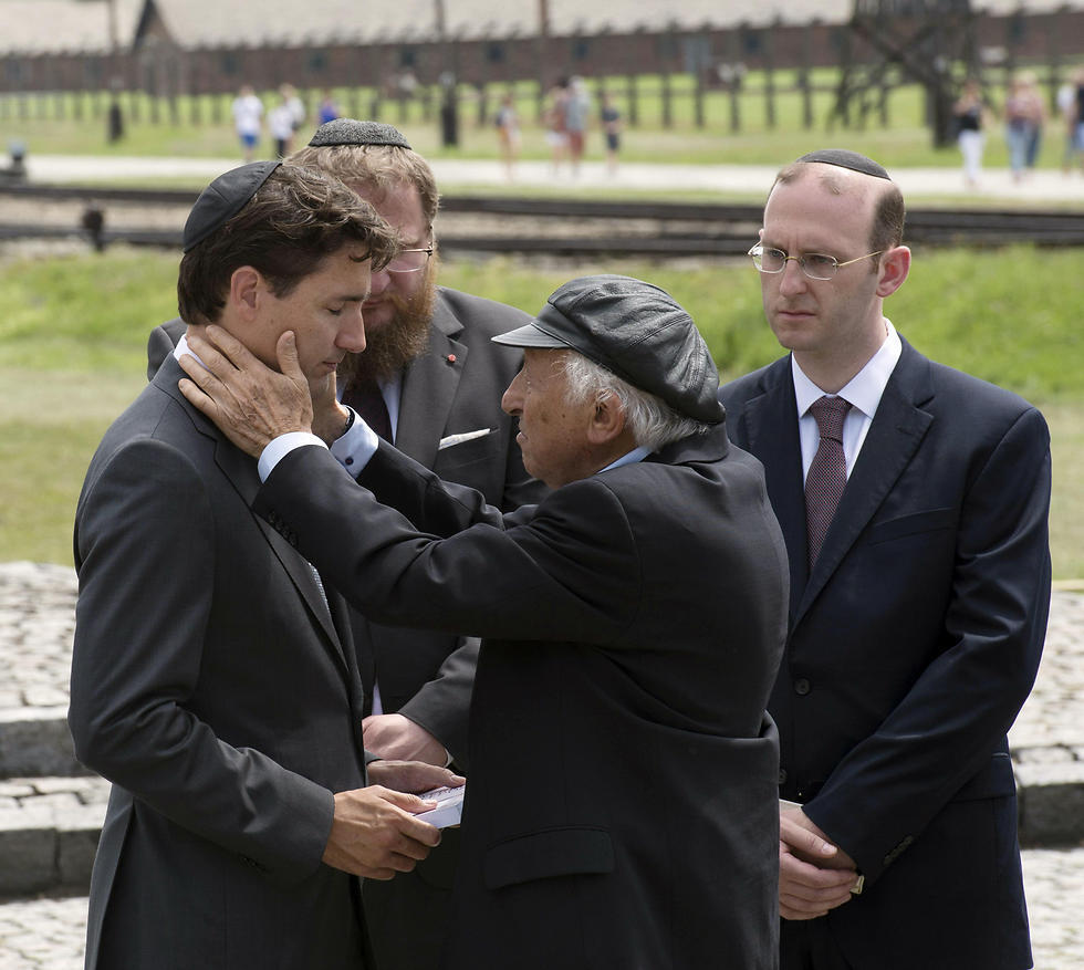 Canadian PM Trudeau during tour of Nazi death camps (Photo: AP) (צילום: AP) Canadian PM Trudeau during tour of Nazi death camps (Photo: AP)