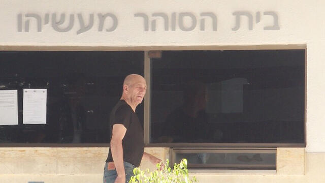 Olmert returning to the Maasiyahu Prison after a furlough (Photo: Dana Kopel) (צילום: דנה קופל) Olmert returning to the Maasiyahu Prison after a furlough (Photo: Dana Kopel)