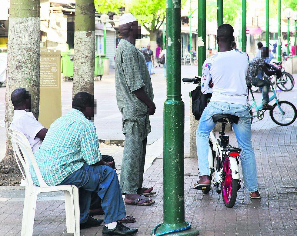 Foreign workers and refugees in south Tel Aviv (Photo: Ryan)