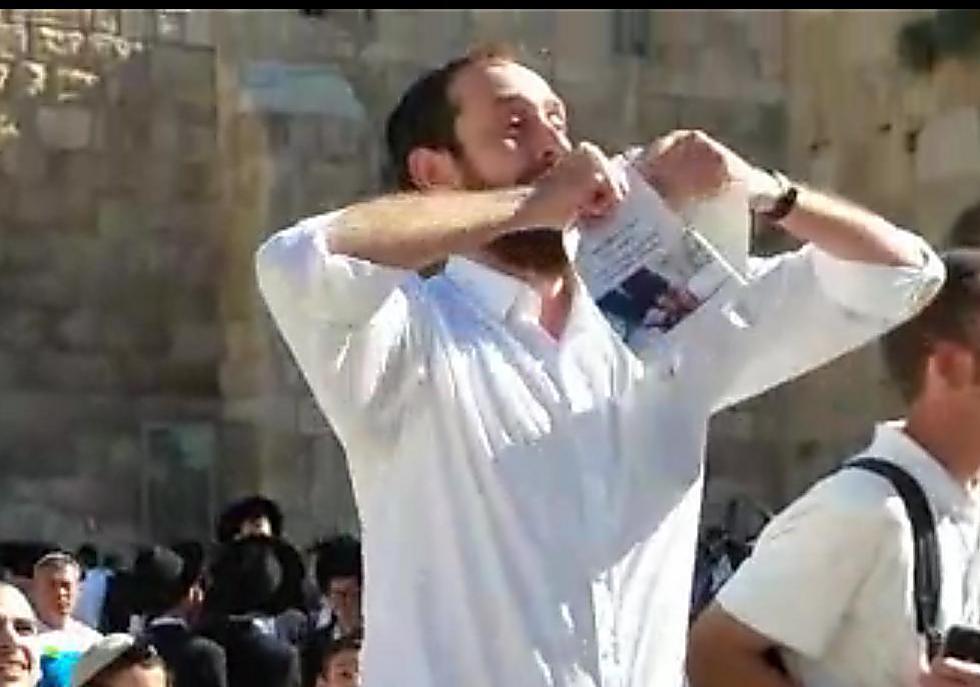 The man ripping the prayer book (Photo: Oshrat Ben Shimshon) (צילום: אושרת בן שמשון) The man ripping the prayer book (Photo: Oshrat Ben Shimshon)