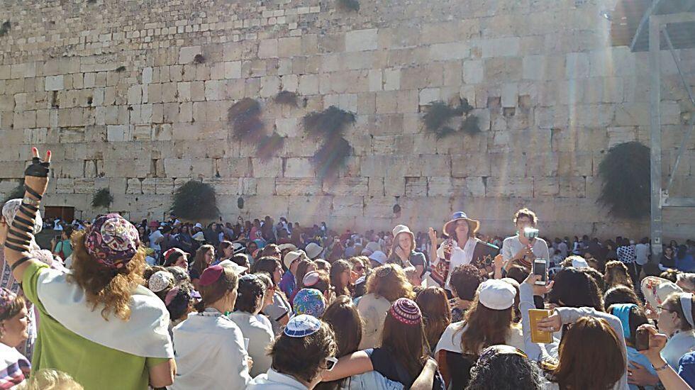Women praying at the Western Wall (Photo: Oshrat Ben Shimshon) (צילום: אושרת בן שמשון) Women praying at the Western Wall (Photo: Oshrat Ben Shimshon)