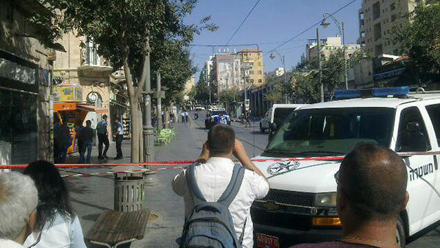 Bomb threat at the Jaffa Center Light Rail station in Jerusalem (Photo: TPS) (צילום: TPS) Bomb threat at the Jaffa Center Light Rail station in Jerusalem (Photo: TPS)