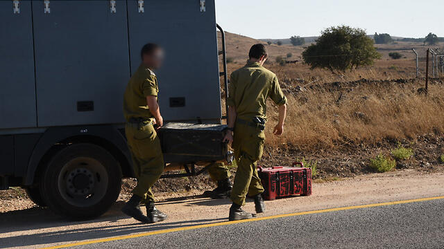 IDF soldiers clearing debris (Photo: Avihu Shapira)