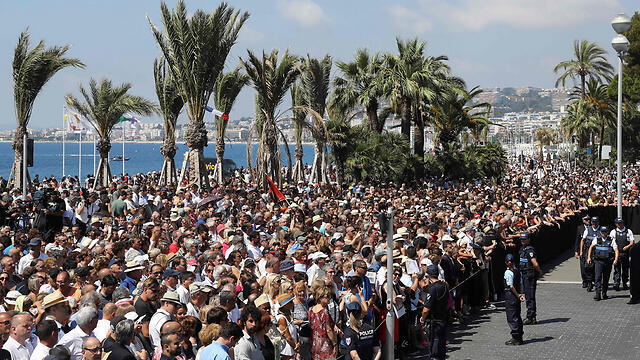 Минута молчания в Ницце на месте теракта. Фото: AFP