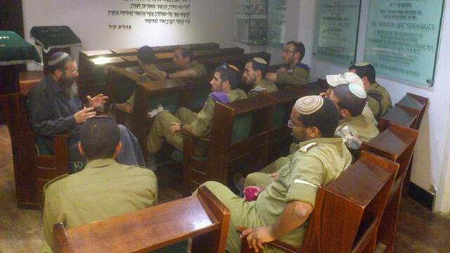 Students at the Bnei David pre-army preparatory yeshiva with Rabbi Levinstein (Photo: Bnei David Yeshiva) (צילום: ישיבת עלי בני דוד) Students at the Bnei David pre-army preparatory yeshiva with Rabbi Levinstein (Photo: Bnei David Yeshiva)