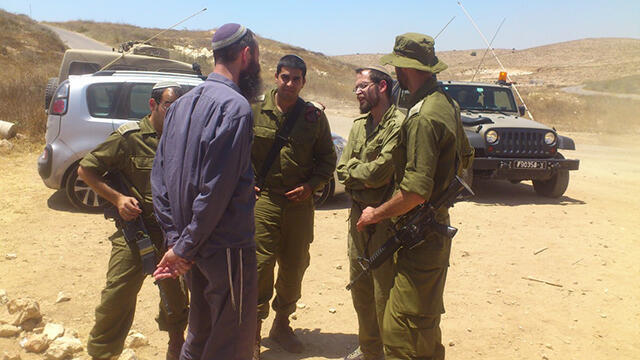 Yigal Levinstein speaking with IDF soldiers (Photo: Bnei David Yeshiva) (צילום: ישיבת עלי בני דוד) Yigal Levinstein speaking with IDF soldiers (Photo: Bnei David Yeshiva)
