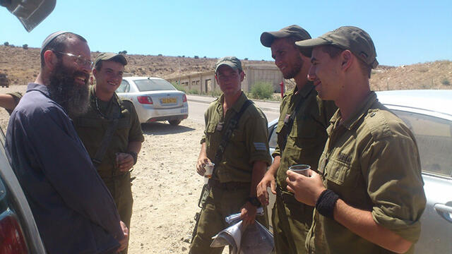 Yigal Levinstein speaking with IDF soldiers (Photo: Bnei David Yeshiva) (צילום: ישיבת עלי בני דוד) Yigal Levinstein speaking with IDF soldiers (Photo: Bnei David Yeshiva)