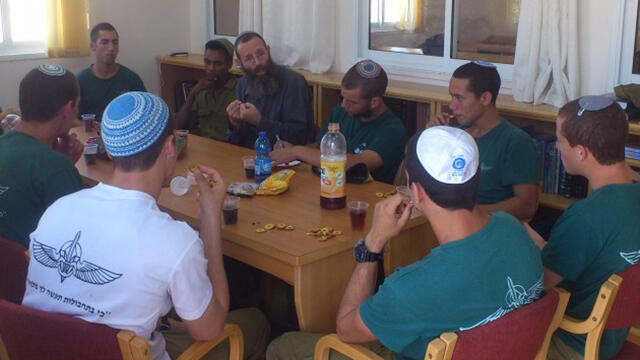 Yigal Levinstein addressing pre-army yeshiva students (Photo: Bnei David Yeshiva) (צילום: ישיבת עלי בני דוד) Yigal Levinstein addressing pre-army yeshiva students (Photo: Bnei David Yeshiva)
