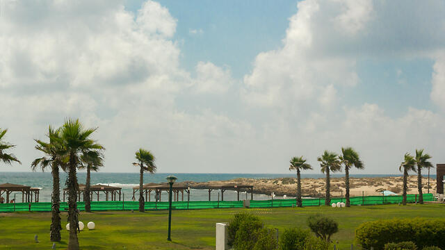 The adjoining public beach (Photo: André Martins)