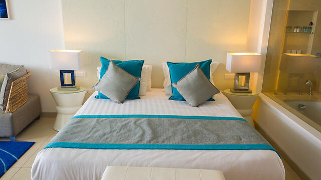 The bed and window to bathroom (Photo: André Martins)