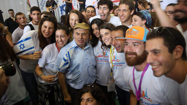 Щаранский с новыми репатриантами из Франции. Фото: Моти Кимхи