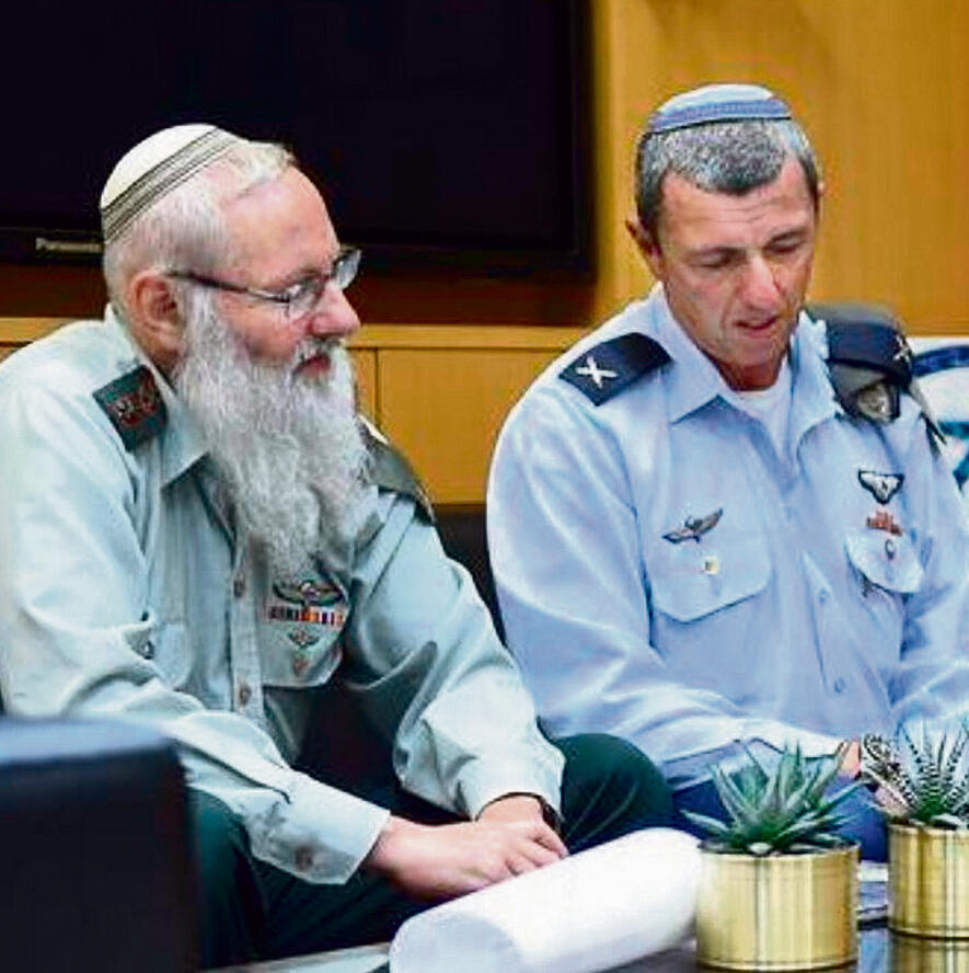 Rabbi Eyal Karim, left, with outgoing IDF chief rabbi Rafi Peretz (Photo: Diana Hananashvilli, Defense Ministry)nullnull Rabbi Eyal Karim, left, with outgoing IDF chief rabbi Rafi Peretz (Photo: Diana Hananashvilli, Defense Ministry)