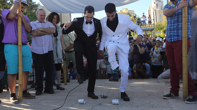 The newlyweds break glasses. (Photo: Gil Yohanan)