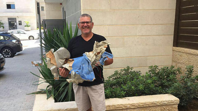 One of the men with the plane piece (Photo: Dudi Marko) (צילום: דודי מרקו) One of the men with the plane piece (Photo: Dudi Marko)
