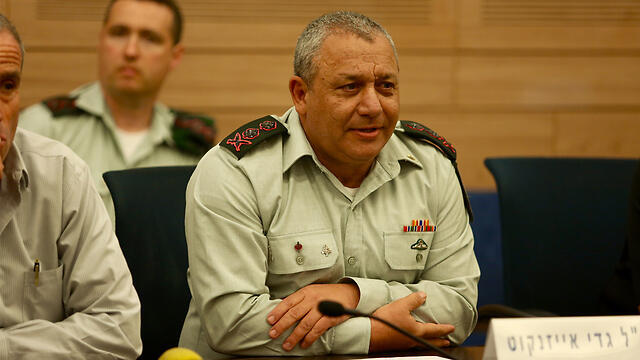 Lt. Gen. Eisenkot. Finalizing the aid package. (Photo: Gil Yohanan) (צילום: גיל יוחנן) Lt. Gen. Eisenkot. Finalizing the aid package. (Photo: Gil Yohanan)