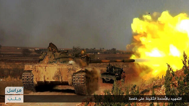 Al-Nusra Front firing a tank (Photo: AP) (צילום: AP) Al-Nusra Front firing a tank (Photo: AP)
