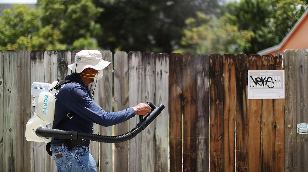 Так проводят обработку против комаров, переносящих лихорадку Зика, в США. Фото: AFP (צילום: AFP) Так проводят обработку против комаров, переносящих лихорадку Зика, в США. Фото: AFP
