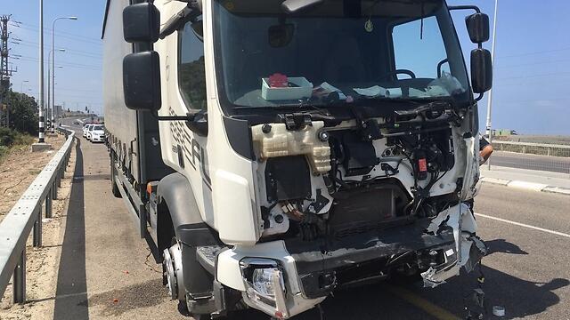 The truck that hit the vehicle after crossing a red light (Photo: Israel Police) (צילום: משטרת ישראל) The truck that hit the vehicle after crossing a red light (Photo: Israel Police)