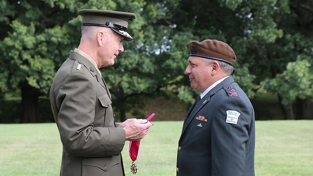 Dunford bestows the Legion of Merit on Eisenkot (Photo: IDF Spokesperson's Unit)