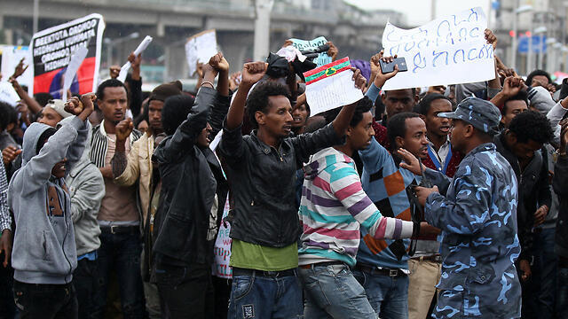 Protests in Addis Ababa (Photo: Reuters) (צילום: רויטרס) Protests in Addis Ababa (Photo: Reuters)